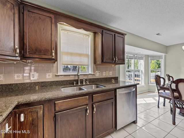 1017 N Commons Drive N, Jacksonville, NC 28546