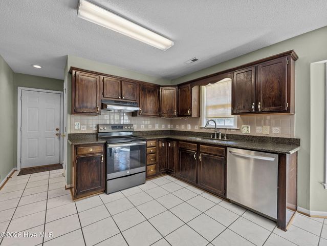 1017 N Commons Drive N, Jacksonville, NC 28546