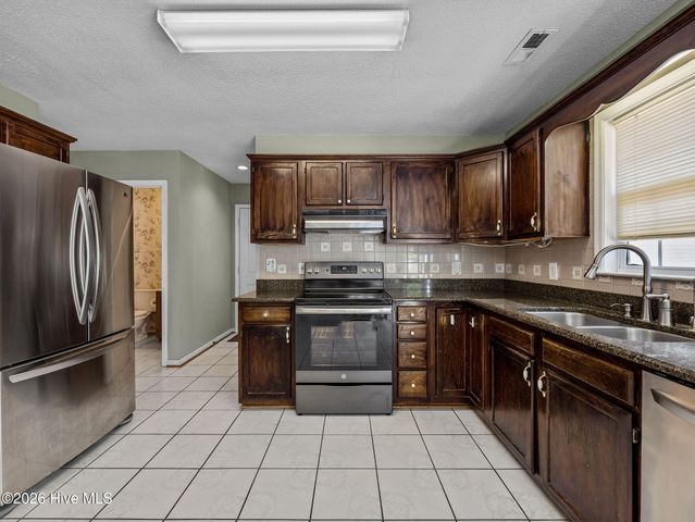 1017 N Commons Drive N, Jacksonville, NC 28546