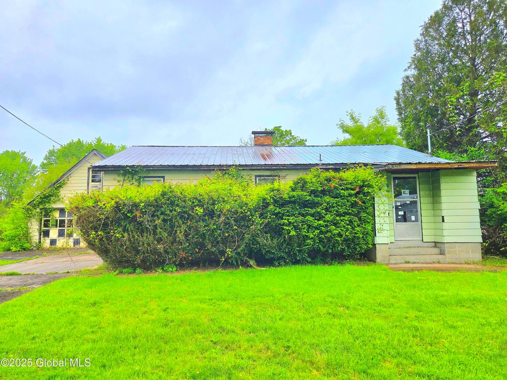 4 S East Avenue, Johnstown, NY 12095