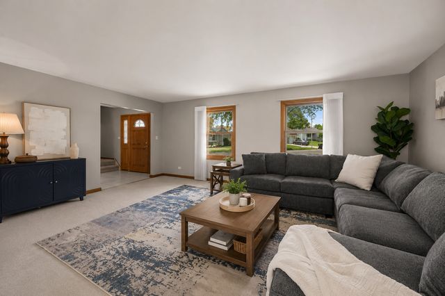4095 Victoria Drive, Hoffman Estates, IL 60192