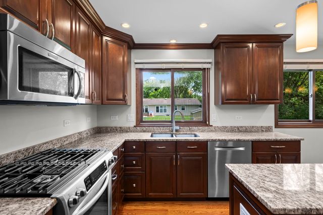4095 Victoria Drive, Hoffman Estates, IL 60192