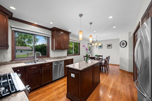 4095 Victoria Drive, Hoffman Estates, IL 60192
