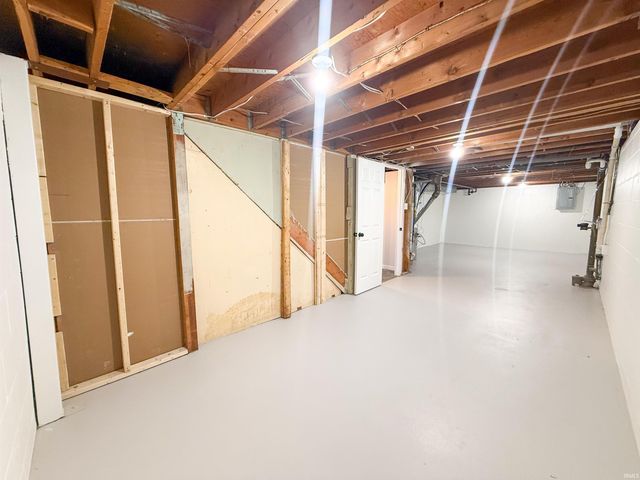 876 Hiawatha Drive, Elkhart, IN 46517