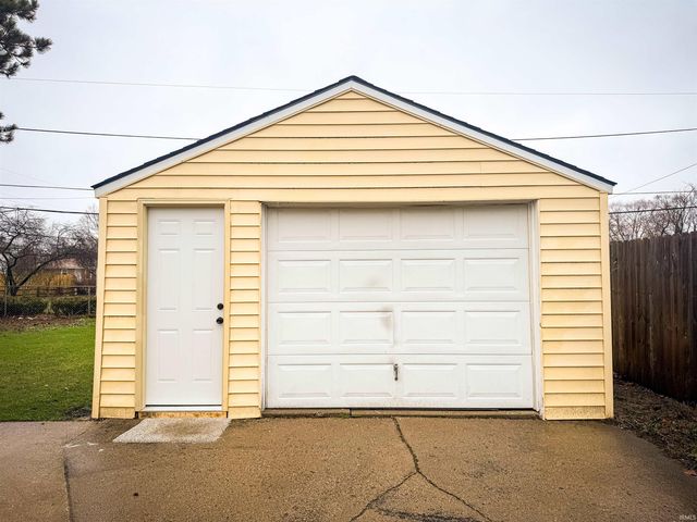 876 Hiawatha Drive, Elkhart, IN 46517