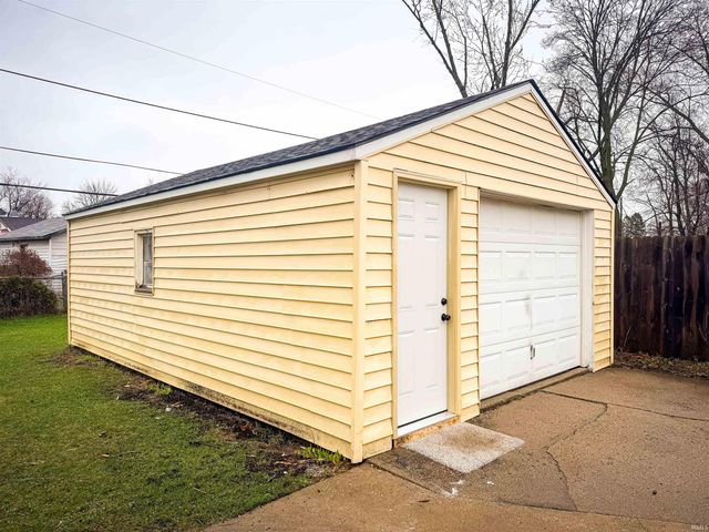 876 Hiawatha Drive, Elkhart, IN 46517