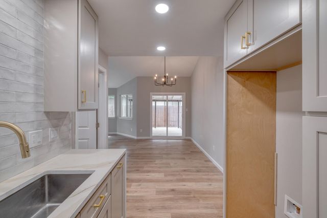 905 Wickfield LN, Austin, TX 78753