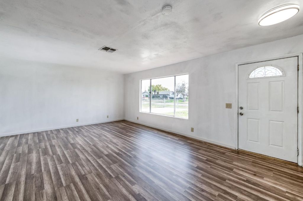 Image 2 of property listing at 3448 W Peralta Way, Fresno, CA 93722