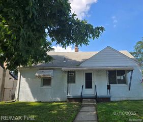 21615 Ridgeway Street, Saint Clair Shores, MI 48080