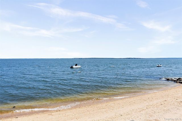 18 Smith Lane, Jamesport, NY 11947