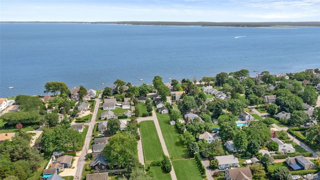 18 Smith Lane, Jamesport, NY 11947