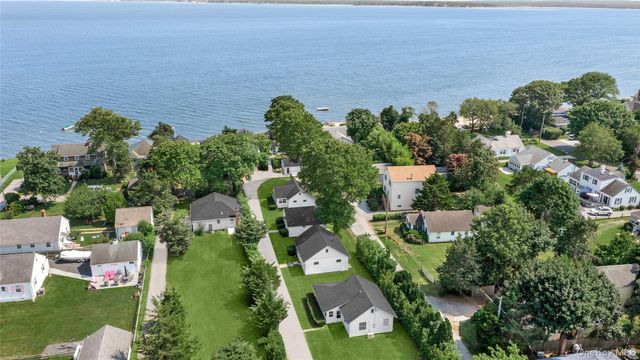 18 Smith Lane, Jamesport, NY 11947