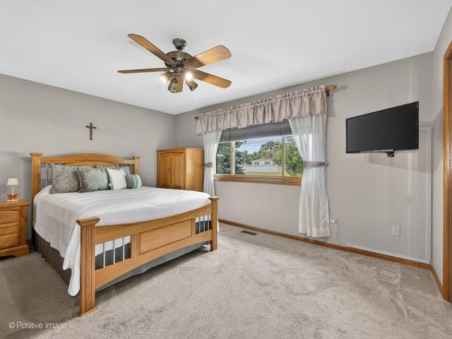 1229 Hanover Street, Woodridge, IL 60517