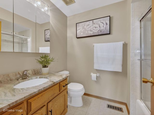 1229 Hanover Street, Woodridge, IL 60517