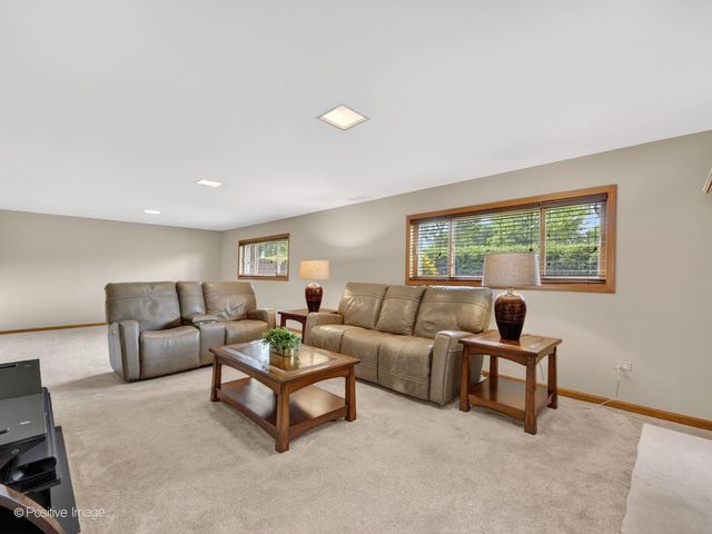 1229 Hanover Street, Woodridge, IL 60517