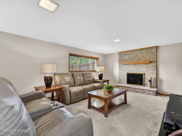 1229 Hanover Street, Woodridge, IL 60517