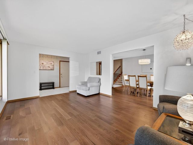 1229 Hanover Street, Woodridge, IL 60517