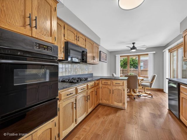 1229 Hanover Street, Woodridge, IL 60517
