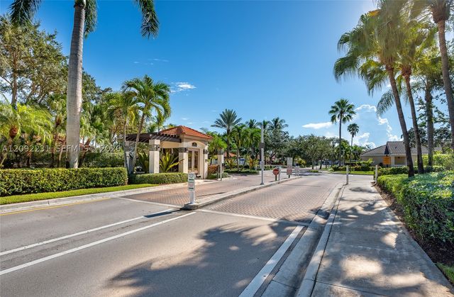 890 San Remo Dr, Weston, FL 33326