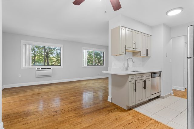 7545 N Winchester Avenue 303, Chicago, IL 60626