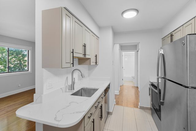 7545 N Winchester Avenue 303, Chicago, IL 60626