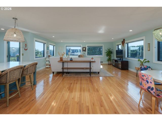 1305 Strawberry Dr, Bandon, OR 97411