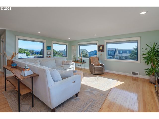 1305 Strawberry Dr, Bandon, OR 97411