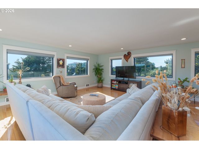 1305 Strawberry Dr, Bandon, OR 97411
