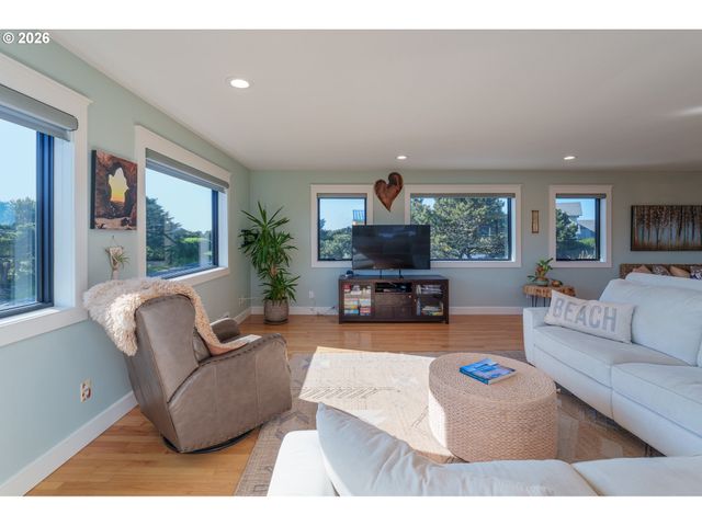 1305 Strawberry Dr, Bandon, OR 97411