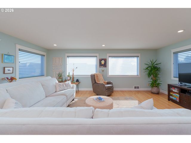 1305 Strawberry Dr, Bandon, OR 97411