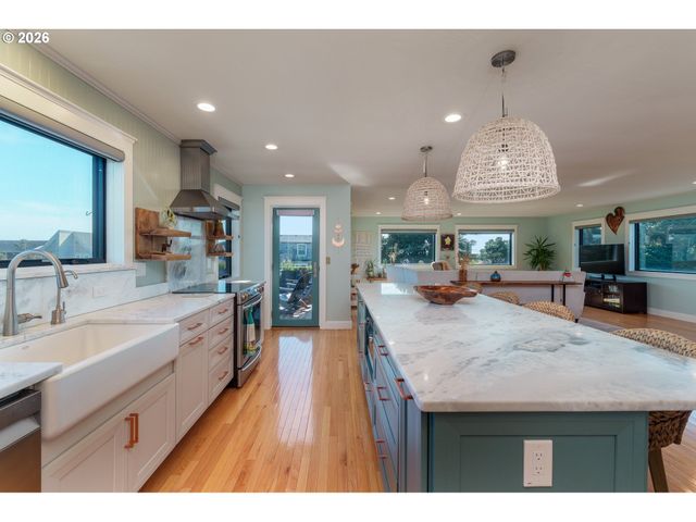 1305 Strawberry Dr, Bandon, OR 97411