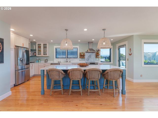 1305 Strawberry Dr, Bandon, OR 97411
