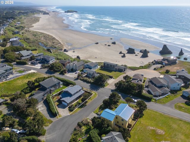 1305 Strawberry Dr, Bandon, OR 97411