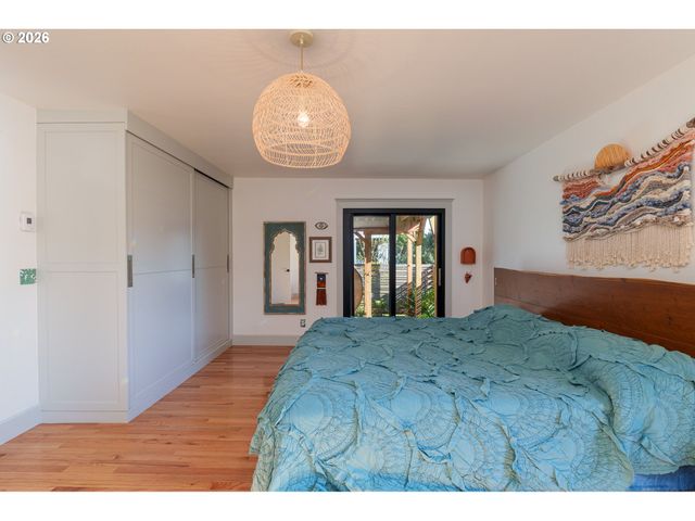 1305 Strawberry Dr, Bandon, OR 97411