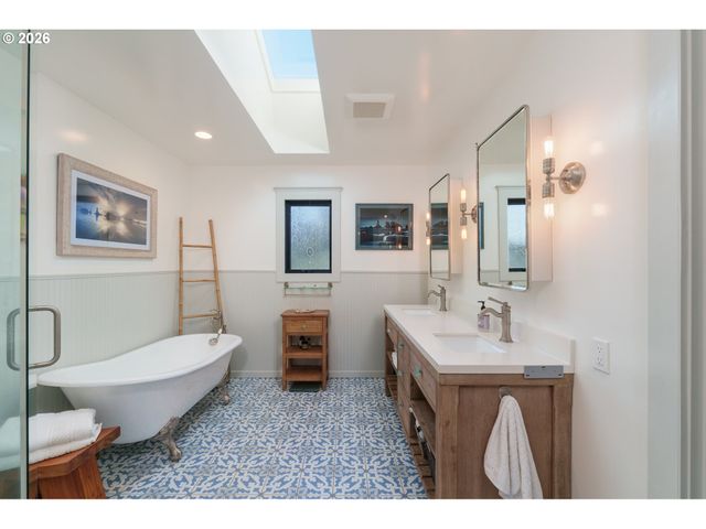 1305 Strawberry Dr, Bandon, OR 97411