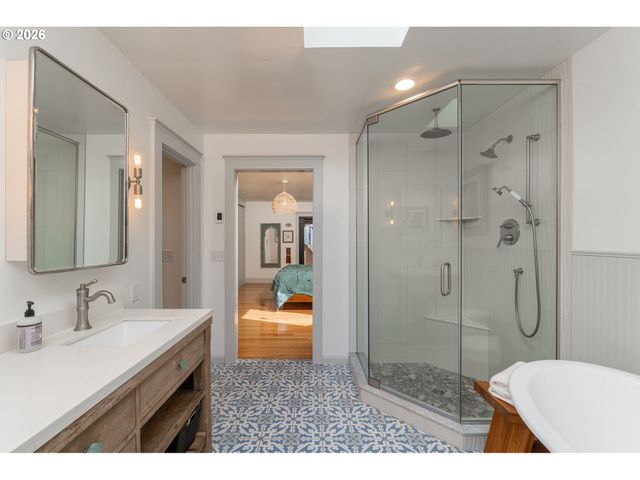 1305 Strawberry Dr, Bandon, OR 97411