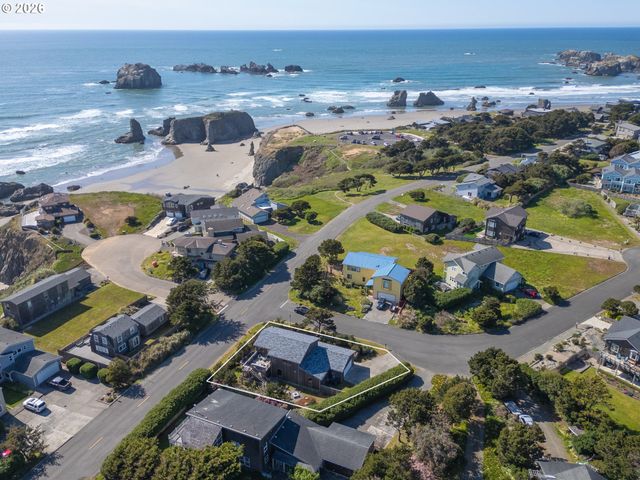 1305 Strawberry Dr, Bandon, OR 97411
