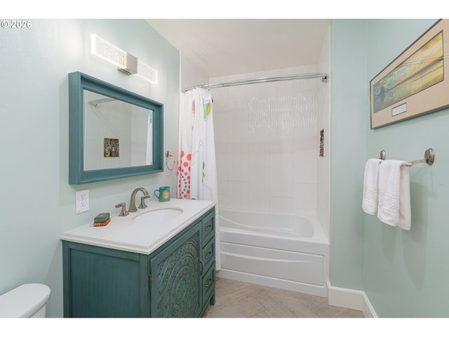 1305 Strawberry Dr, Bandon, OR 97411