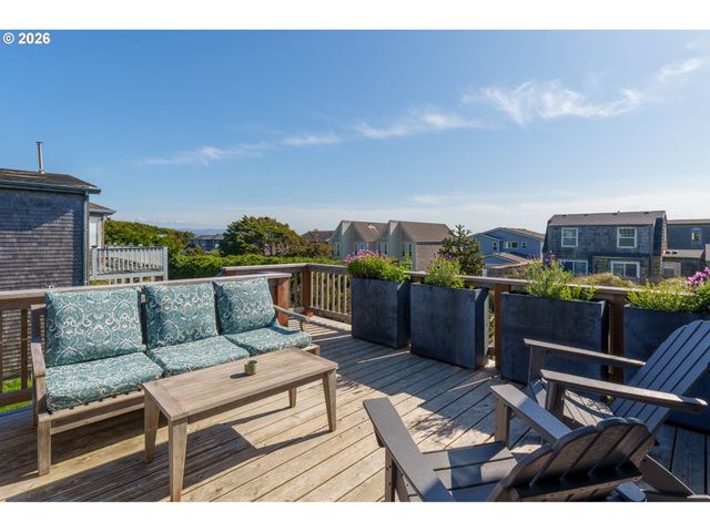 1305 Strawberry Dr, Bandon, OR 97411