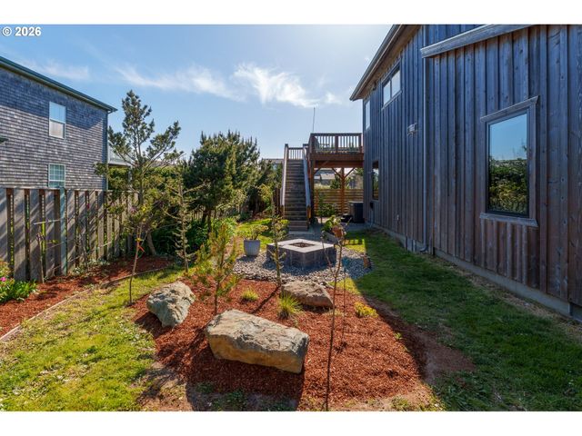 1305 Strawberry Dr, Bandon, OR 97411