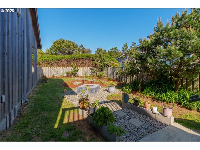1305 Strawberry Dr, Bandon, OR 97411