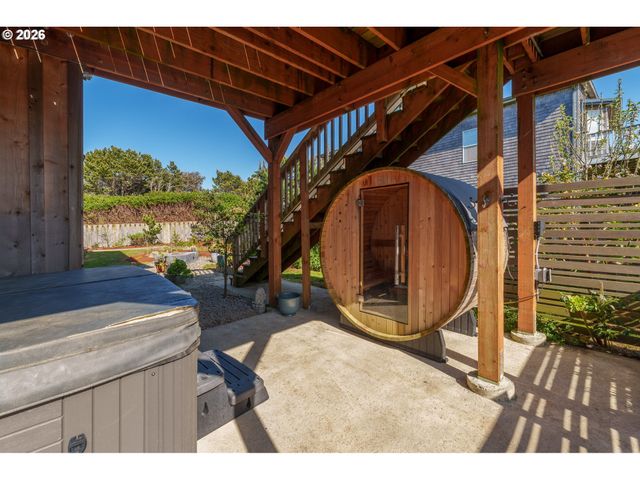 1305 Strawberry Dr, Bandon, OR 97411