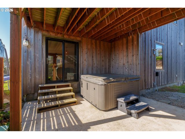1305 Strawberry Dr, Bandon, OR 97411