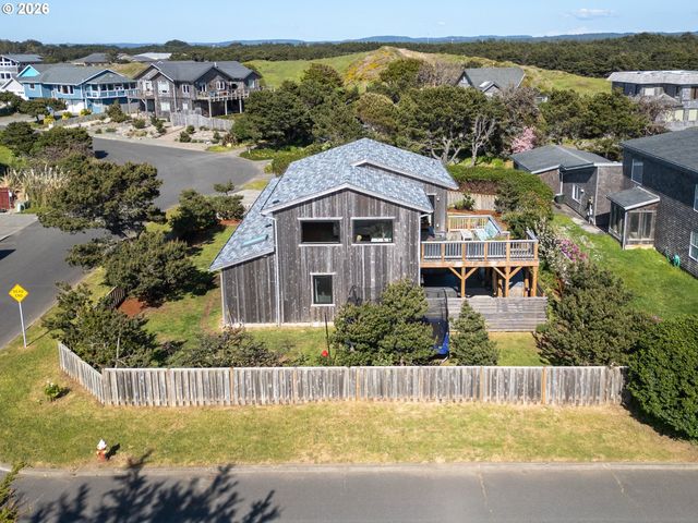 1305 Strawberry Dr, Bandon, OR 97411