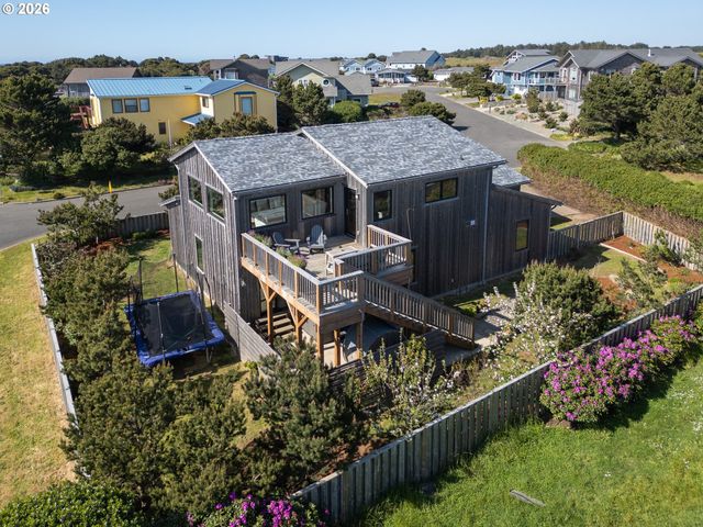 1305 Strawberry Dr, Bandon, OR 97411