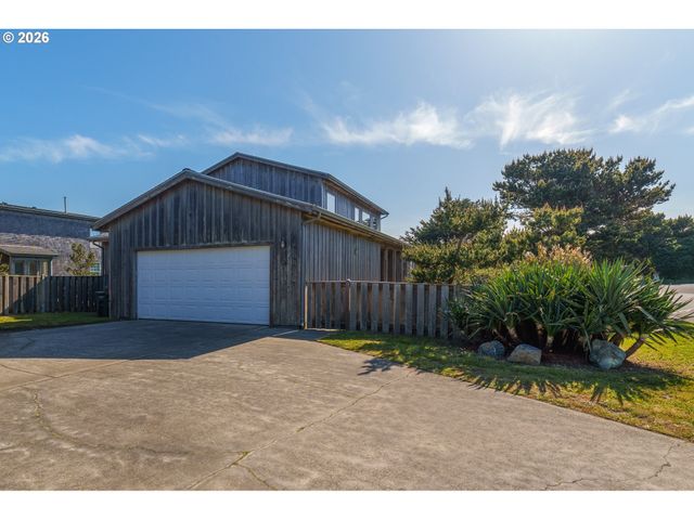 1305 Strawberry Dr, Bandon, OR 97411