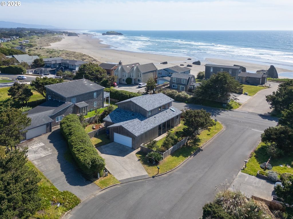 1305 Strawberry Dr, Bandon, OR 97411