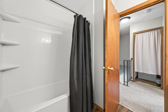 1554 Helmo Avenue N, Oakdale, MN 55128