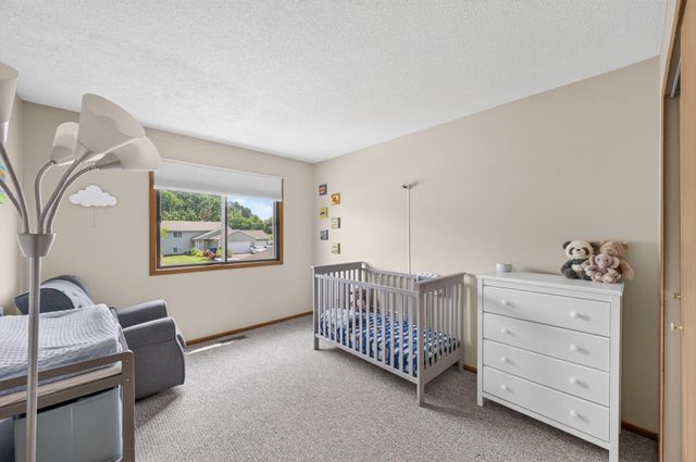 1554 Helmo Avenue N, Oakdale, MN 55128