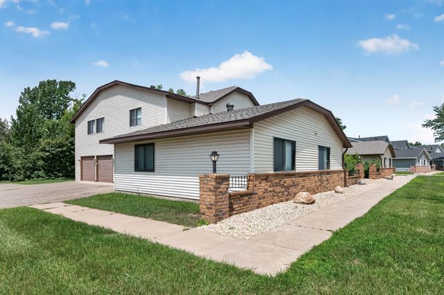 1554 Helmo Avenue N, Oakdale, MN 55128